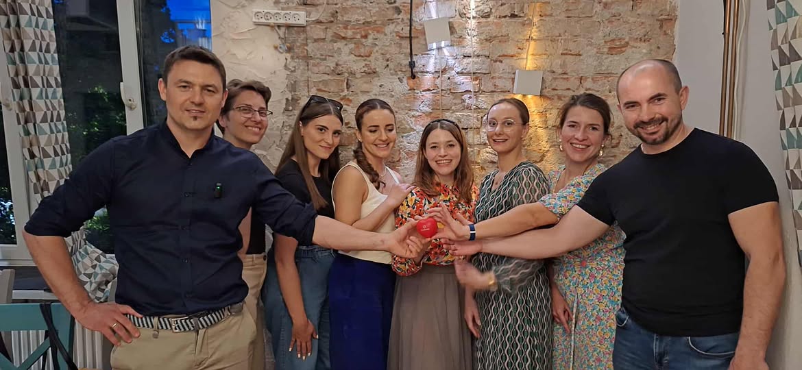 Może być zdjęciem przedstawiającym 5 osób i uśmiechnięci ludzie